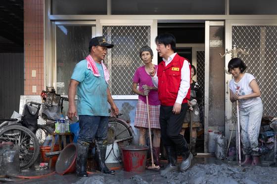 24일 라이칭더 대만 총통이 태풍 라가사에 큰 피해를 입은 화롄현을 방문해 주민들을 위로했다. 사진 대만 총통부 홈페이지 캡처