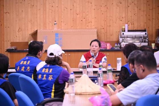 태풍 라가사 피해 대책에 관해 논의하는 쉬전웨이 대만 화롄현 현장. 사진 화롄현 정부 홈페이지 캡처