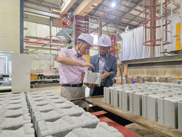 ▲ 김천수 대표가 11일 장성산업 생산공장에서 이경원 강원조달청장에게 무시멘트 경합틈새 투수블록에 대해 설명하고 있다.