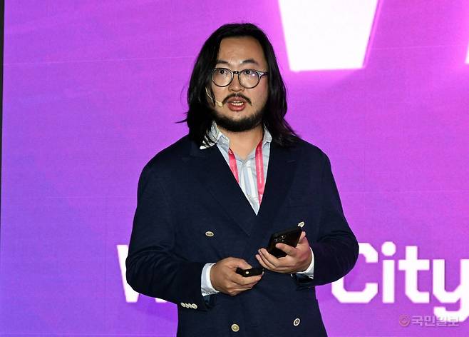 중국 출신 컬렉터 총조우 설립자가 부산 세계도시브랜드포럼 무대에서 ‘예술과 도시브랜드’를 주제로 강연하고 있다. 부산=최현규기자 frosted@kmib.co.kr