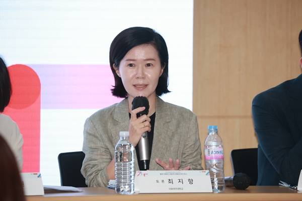 ▲지난 25일 오후 서울 종로구에서 진행된 미디어오늘 30주년 세미나 '좋은 언론은 어떻게 만들어가야 하나' 현장. 최지향 이화여대 커뮤니케이션·미디어학부 교수. 사진=김용욱 기자.