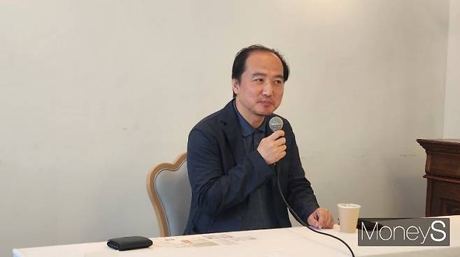 김진용 컴투스재팬 대표가 26일 일본 도쿄 지바현 마쿠하리 멧세 전시장 인근에 위치한 호텔 프랭크스에서 기자들의 질문에 답하고 있다. /사진=양진원 기자