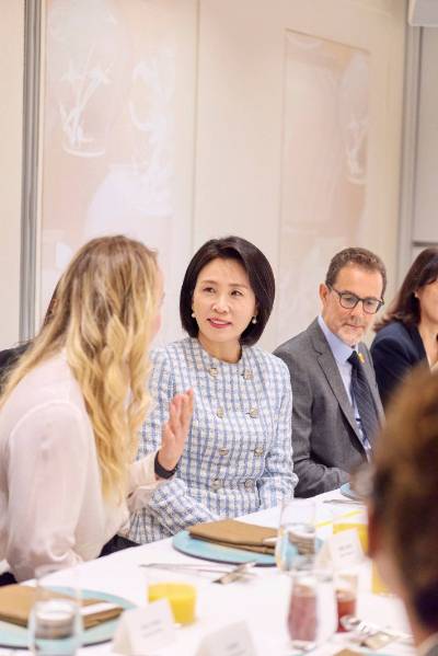 김혜경 여사가 24일(현지시간) 미국 뉴욕의 한 한식당에서 유엔 한국문화동호회원들과 오찬 간담회를 가지고 있다. 대통령실 제공