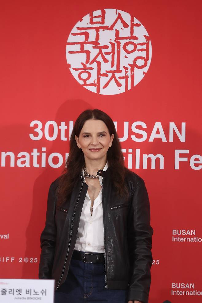 배우 겸 감독 줄리엣 비노쉬가 25일 부산 해운대구 우동 영화의전당에서 열린 제30회 부산국제영화제 줄리엣 비노쉬 기자간담회에서 포즈를 취하고 있다. 연합뉴스
