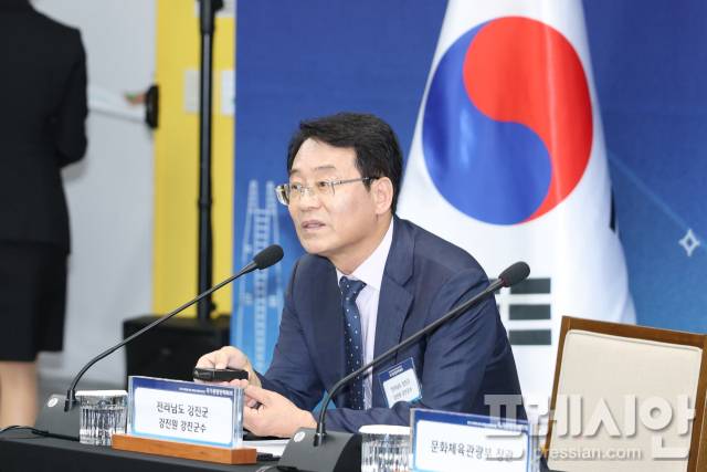 ▲강진원 강진군수가 국무총리 주재 관광전략회의에서 전국 최초 ‘반값여행’ 정책 성과를 발표하고 있다. ⓒ강진군