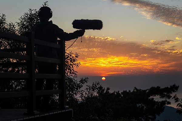 정상 뒤편에 마련된 전망대에서 본 일출.