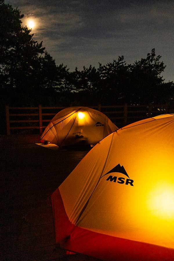 정상 데크에 친 텐트 두 동.