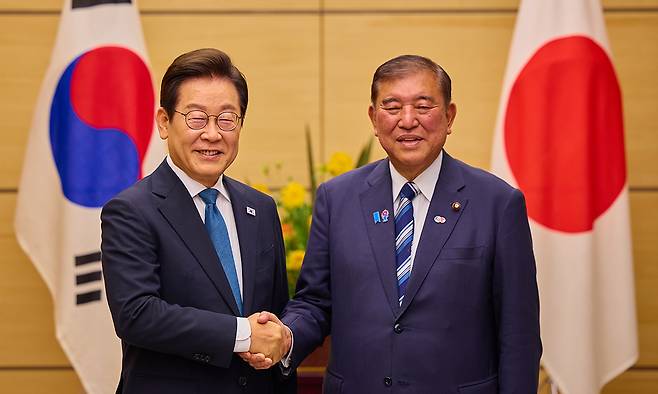 이재명 대통령과 이시바 시게루 일본 총리가 8월 23일(현지시간) 일본 도쿄 총리 관저에서 소인수 정상회담에 앞서 기념촬영을 하고 있다. 이재명 대통령 SNS