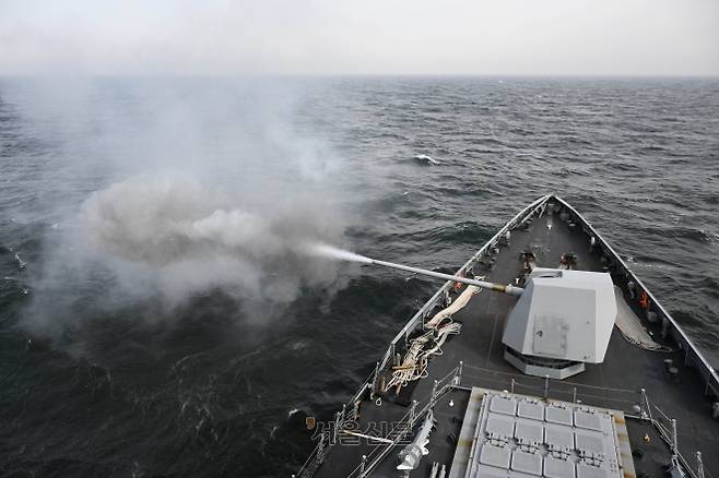 25일 서해 중부 해상에서 실시된 해상기동훈련에서 대전함(FFG-II, 3100톤)이 실사격 훈련을 하고 있다. 사진은 기사와 직접 관계없음. 2025.3.26 홍윤기 기자