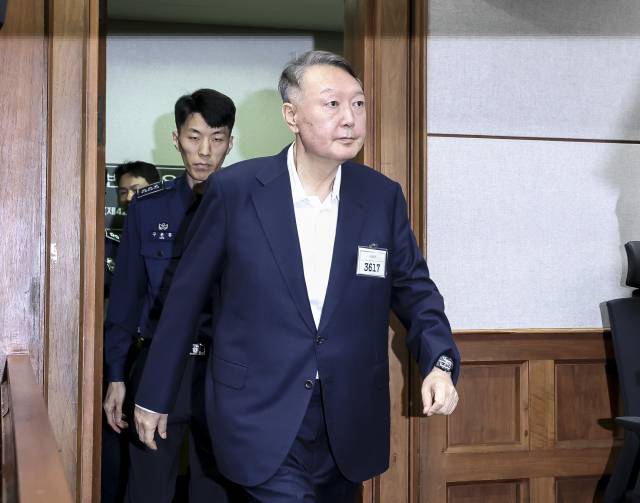 윤석열 전 대통령이 26일 서울 서초구 서울중앙지법에서 열린 특수공무집행방해, 직권남용 권리행사방해 등 혐의 사건 1차 공판에 출석하고 있다. 연합뉴스