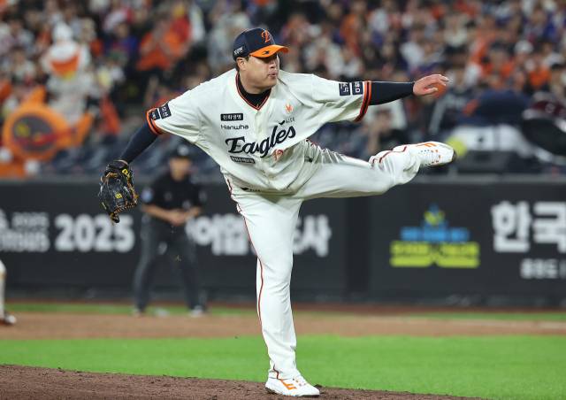 26일 오후 대전 한화생명 볼파크에서 열린 프로야구 '2025 신한 SOL뱅크 KBO 리그' LG 트윈스와 한화 이글스의 경기, 한화 류현진이 5회초 2사 2,3루에서 LG 홍창기를 상대로 힘차게 공을 던지고 있다. 2025.9.26. 뉴스1