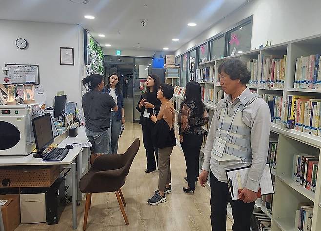 천안시가 사립작은도서관 현장을 방문해 지도점검을 하고 있다. ⓒ천안시 제공