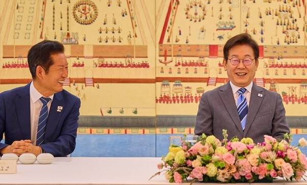 이재명 대통령(오른쪽)이 8월20일 서울 한남동 관저에서 정청래 대표 등 더불어민주당 신임 지도부와 만찬을 하고 있다. ⓒ대통령실 제공