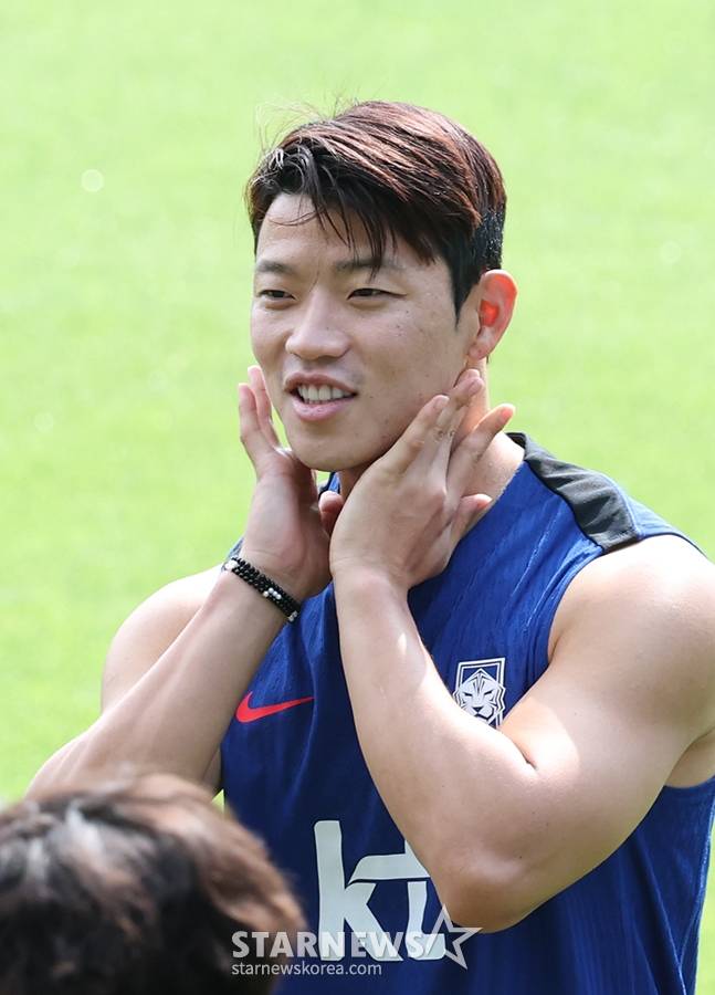 한국 축구대표팀이 2026 FIFA 북중미 월드컵 3차 예선 쿠웨이트와 조별리그 최종전을 앞두고 지난 6월 오후 파주 NFC에서 훈련을 진행했다. 황희찬이 밝은 표정으로 훈련장으로 이동하고 있다. /사진=김진경 대기자