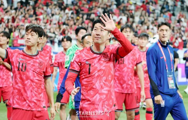축구 대표팀 주장 손흥민(가운데)이 지난 6월 10일 서울월드컵경기장에서 열린 북중미월드컵 최종예선 마지막 경기 쿠웨이트전에서 승리한 후 월드컵 11회 연속 본선 진출을 축하하기 위해 그라운드를 돌고 있다. /사진=강영조 선임기자