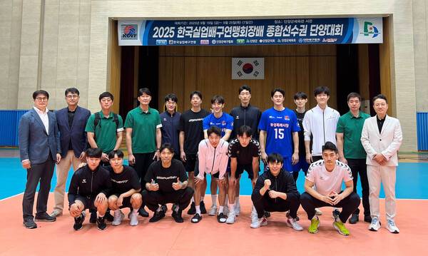 남자부 준우승 화성시청 선수들 단체사진.(사진제공=한국실업배구연맹)