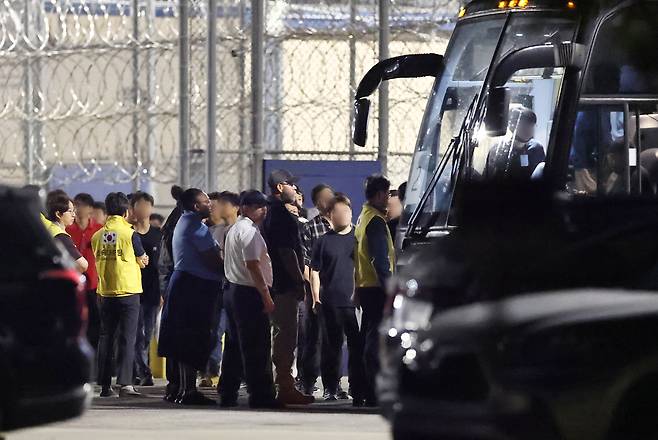 지난 9월 11일(현지시간) 현대차-LG에너지솔루션 배터리공장 건설 현장 직원들이 애틀랜타 공항으로 향하기 위해 이민세관단속국(ICE) 구금시설을 나서며 버스에 탑승하고 있다. 연합뉴스