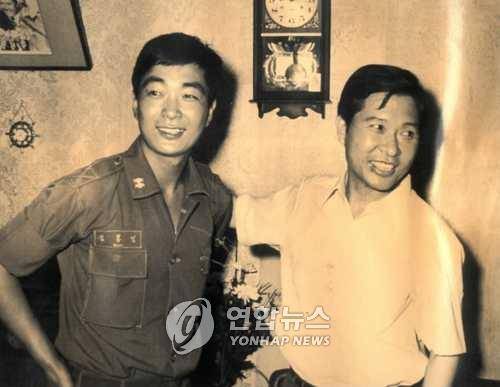 '아들 홍업아! 아빠가 살아 돌아왔다' 일본에서 납치됐다가 동교동 자택으로 돌아온 김대중 전 신민당 대선후보가 차남 김홍업 중위의 등을 어루만지며 밝은 표정을 짓고 있다.<연 합뉴스. 무단전재-재배포 금지.>