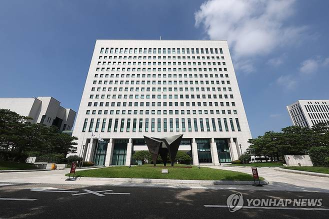 국회, 검찰청 폐지 담은 정부조직법 개정안 표결 (서울=연합뉴스) 김성민 기자 = 국회는 26일 본회의에서 검찰청 폐지, 중대범죄수사청(중수청)과 공소청 신설 등의 내용을 담은 정부조직법 개정안을 표결할 예정이다.
사진은 이날 서울 서초구 대검찰청의 모습. 2025.9.26 ksm7976@yna.co.kr