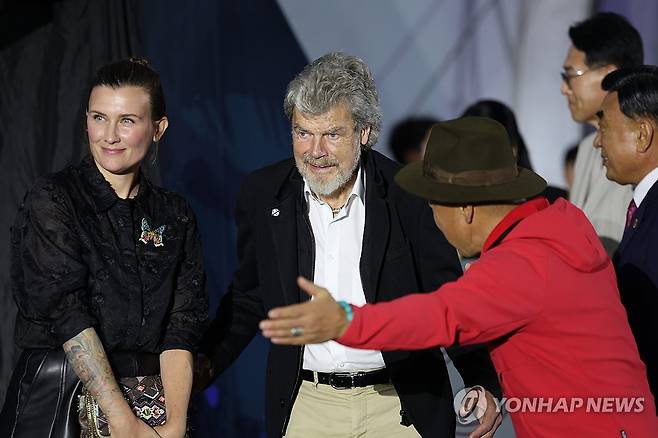 그린카펫 오르는 라인홀트 메스너 (울산=연합뉴스) 장지현 기자 = 26일 오후 울산시 울주군 영남알프스 복합웰컴센터에서 열린 '제10회 울산울주세계산악영화제' 개막식 그린카펫 행사에서 세계적 산악인 라인홀트 메스너가 입장하고 있다. 2025.9.26 jjang23@yna.co.kr