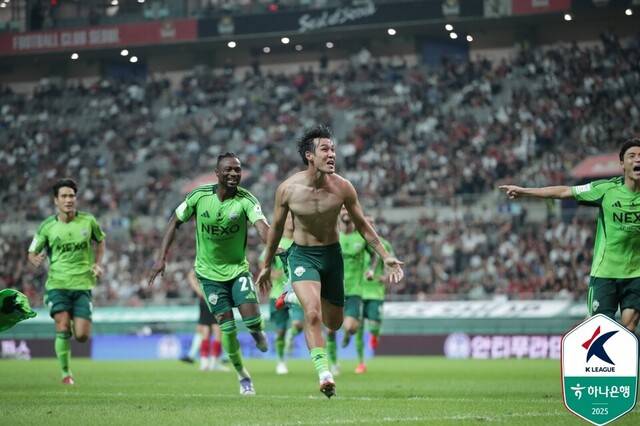 '전설매치' 원정 경기에서 헤딩으로 극장골을 넣은 송민규. 한국프로축구연맹 제공