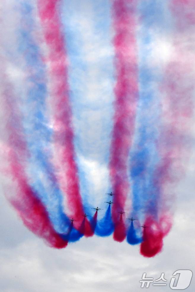 27일 오후 대한민국 공군특수비행팀 블랙이글스가 경주국가유산야행이 열린 경북 경주시 월정교 상공에서 에어쇼를 펼치고 있다. 2025.9.27/뉴스1 ⓒ News1 최창호 기자