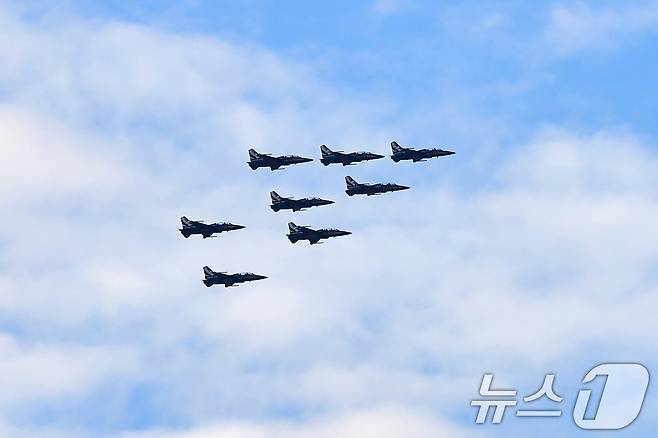 27일 오후 대한민국 공군특수비행팀 블랙이글스가 경주국가유산야행이 열린 경북 경주시 월정교 상공에서 에어쇼를 펼치고 있다. 2025.9.27/뉴스1 ⓒ News1 최창호 기자