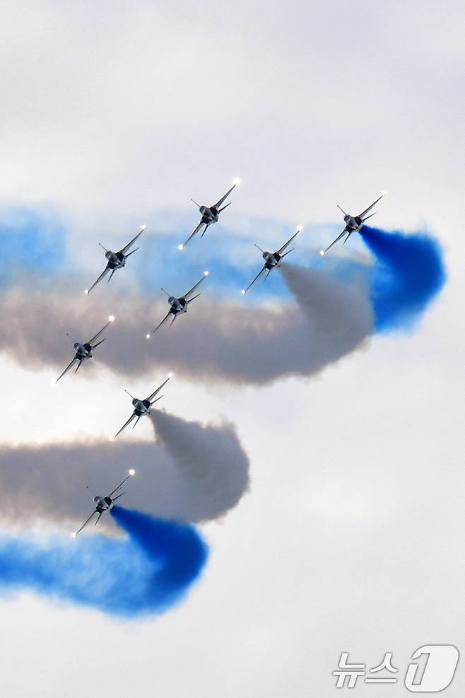 27일 오후 대한민국 공군특수비행팀 블랙이글스가 경주국가유산야행이 열린 경북 경주시 월정교 상공에서 에어쇼를 펼치고 있다. 2025.9.27/뉴스1 ⓒ News1 최창호 기자