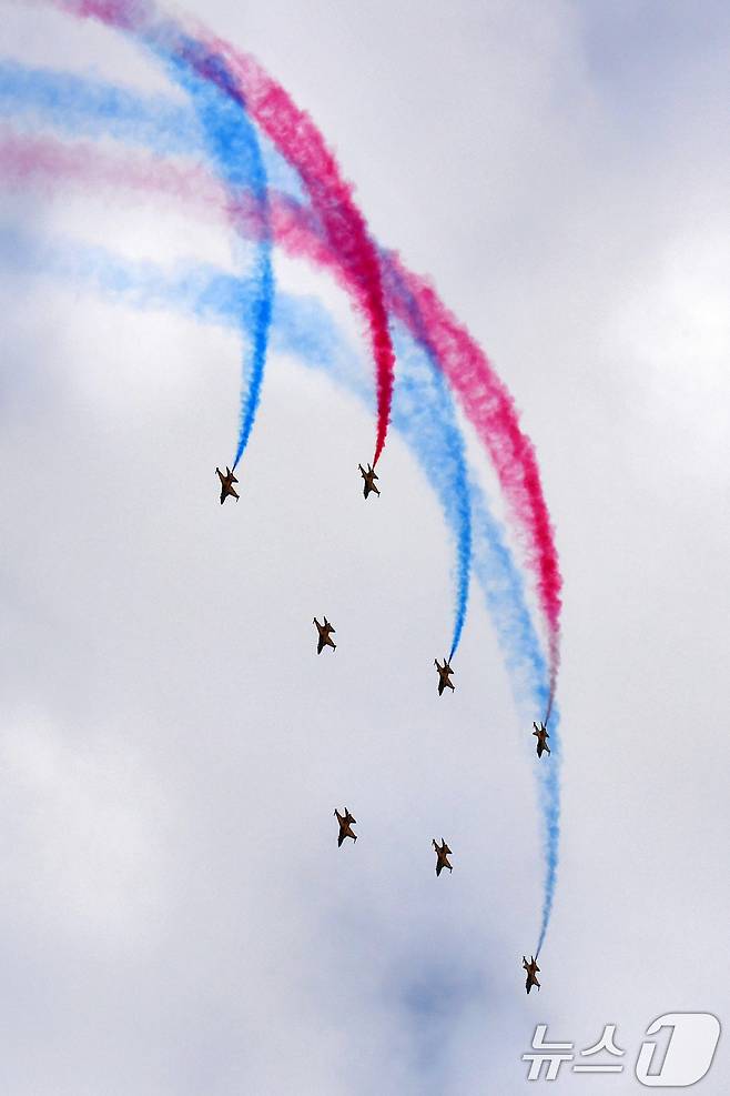 27일 오후 대한민국 공군특수비행팀 블랙이글스가 경주국가유산야행이 열린 경북 경주시 월정교 상공에서 에어쇼를 펼치고 있다. 2025.9.27/뉴스1 ⓒ News1 최창호 기자