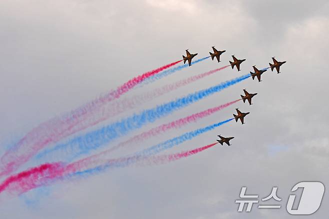 27일 오후 대한민국 공군특수비행팀 블랙이글스가 경주국가유산야행이 열린 경북 경주시 월정교 상공에서 에어쇼를 펼치고 있다. 2025.9.27/뉴스1 ⓒ News1 최창호 기자