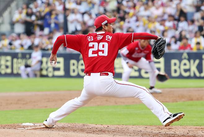 SSG 김광현이 7일 잠실구장에서 열린 2025 KBO리그 LG와 경기에 선발 등판해 힘차게 공을 던지고 있다. 사진 | SSG 랜더스