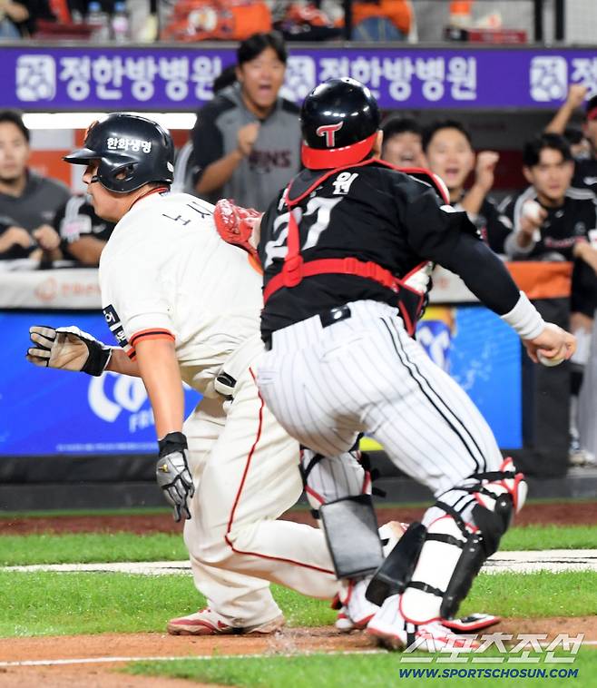 LG 포수 박동원이 빈 포수 미트로 런다운에 걸린 3루 주자 한화 노시환을 태그하고 있다.
