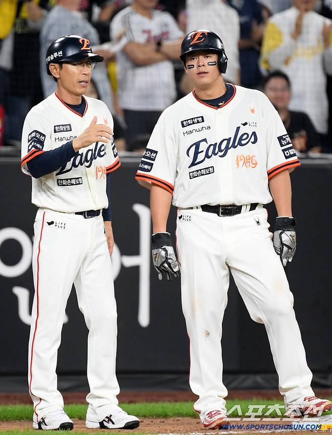 7회말 1사 1루 한화 채은성 안타 때 3루까지 진루한 노시환이 김재걸 코치와 사인을 맞추고 있다.