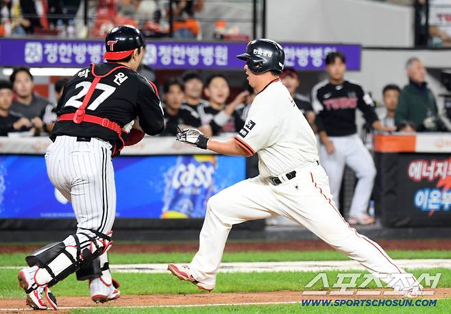 설렁설렁 뛰다 갑자기 속도를 붙이며 포수 박동원을 당황하게 만든 3루 주자 노시환.