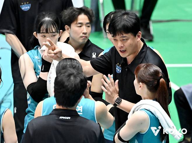 작전 지시하는 이영택 GS칼텍스 감독. 사진제공=KOVO