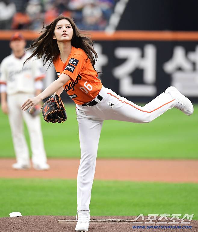 긴 머리카락 휘날리며 힘찬 시구.