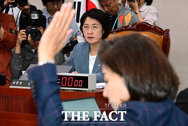 국민의힘은 26일 민주당 소속 추미애 국회 법제사법위원장을 직권남용 혐의로 경찰에 고발했다. 추 위원장이 야당 의원들의 발언을 제안하고 퇴장을 명한 것은 회의 운영에 관한 재량 범위를 심대하게 일탈했다는 판단에서다. 사진은 추 위원장이 24일 법사위 전체회의에서 거수 표결하는 나 의원을 바라보는 모습. /남윤호 기자