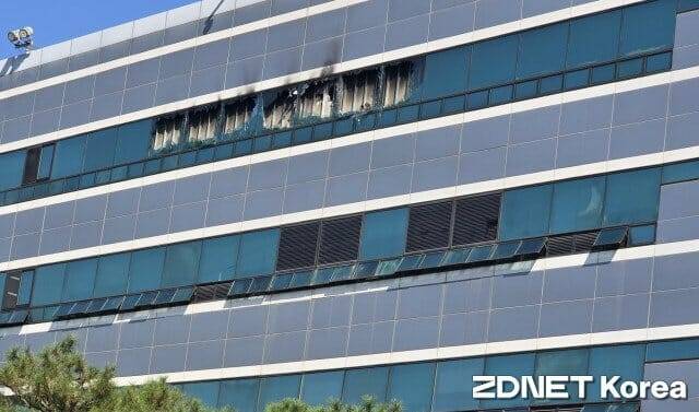 불이난 국가정보자원관리원 5층 전산실. 통유리 7개를 화재진압 및 배연을 위해 뜯어 냈다. (사진=지디넷코리아)