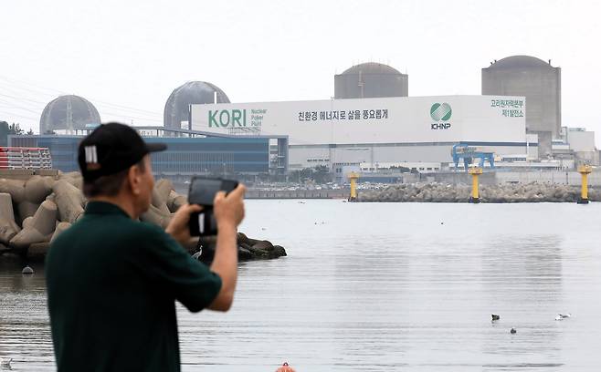 부산 기장군의 한 마을에서 바라본 고리원전 (오른쪽부터) 1,2,3,4호기의 모습./김동환 기자