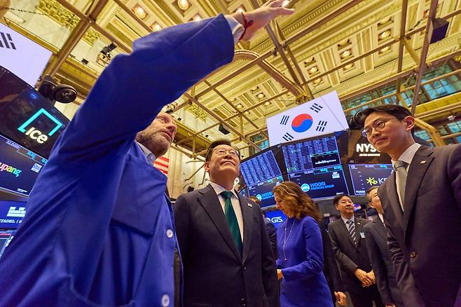 이재명 대통령이 25일(현지 시간) 미국 뉴욕 증권거래소를 방문해 관계자의 설명을 듣고 있다. 사진공동취재