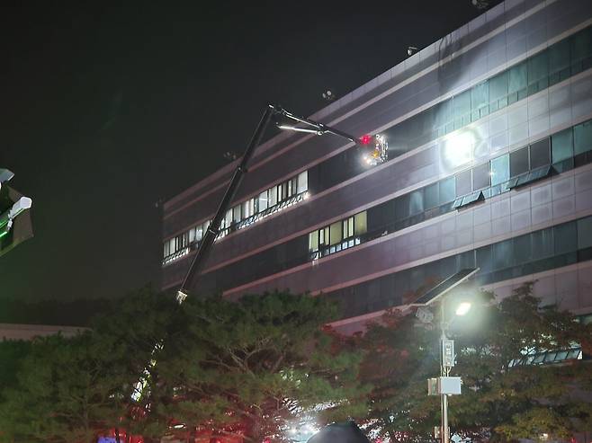 앞서 26일 오후 8시 20분경 대전 유성구 국가정보자원관리원에서 불이 나 소방당국이 진화 작업을 하고 있다. 불은 5층 전산실 리튬이온 배터리에서 발생한 것으로 추정된다. 정부 전산자원을 통합 관리하는 국가정보자원관리원(국정자원) 화재로 정부 온라인 서비스 70개가 마비됐다. 2025.9.27/뉴스1