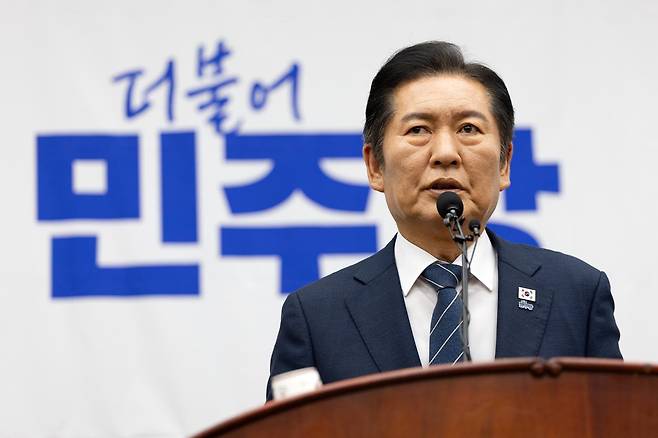 정청래 더불어민주당 대표가 25일 서울 여의도 국회에서 열린 의원총회에서 발언하고 있다. 뉴스1