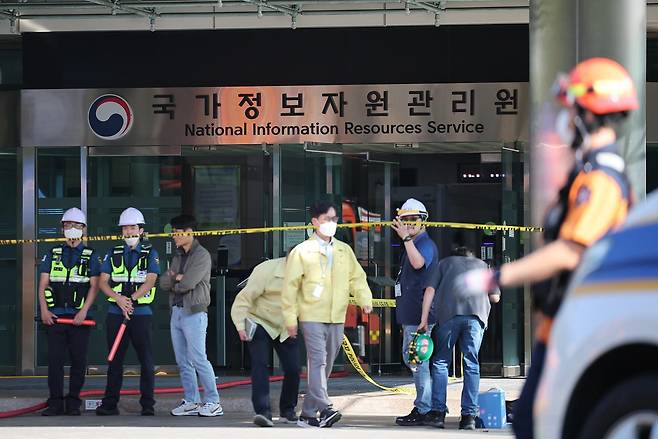 27일 오전 대전 유성구 국가정보자원관리원 화재현장에서 소방당국 관계자들이 이동하고 있다. 2025.9.27 뉴스1