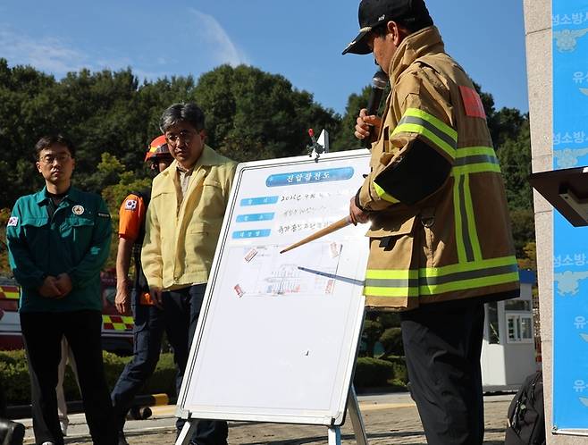 국가정보자원관리원 화재 브리핑 (대전=연합뉴스) 김소연 기자 = 김기선 대전 유성구 긴급구조통제단장이 27일 대전 국가정보자원관리원 화재 현장에서 관련 언론 브리핑을 하고 있다. 2025.9.27 soyun@yna.co.kr (끝)