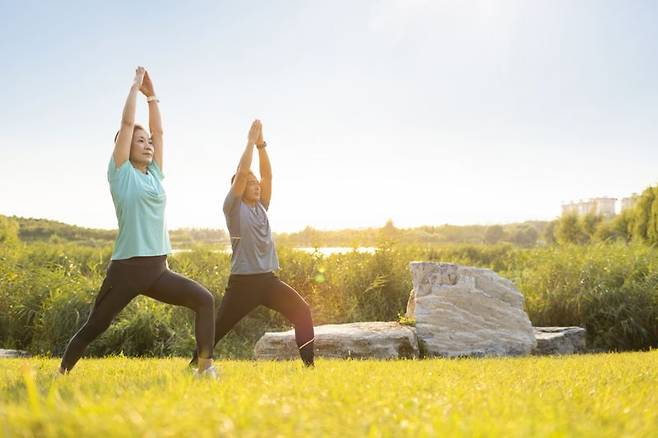 우리나라 국민연금 수급자들의 평균 수령액은 월 67만원 수준이라고 한다. 노후생활을 유지하기에는 턱없이 부족한 돈이다. 반대로 부부 합산으로 월 500만원을 받는 연금부자족도 있다. 회사에서 주는 월급을 당장 늘릴 수는 없지만, 국민연금은 어떻게 준비하냐에 따라 받는 금액이 달라질 수 있다. /게티이미지뱅크