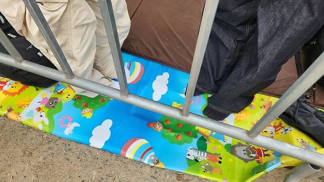 낮 12시에 여의도 한강공원에 도착한 이아무개(21)씨는 먼저 자리 잡은 가족이 자리를 양보해줘 두 사람이 겨우 앉을만한 자리를 마련했다. 장종우 기자