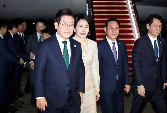 유엔총회와 순방일정을 마친 이재명 대통령과 김혜경 여사가 26일 경기 성남 서울공항에 도착해 이동하고 있다. 왕태석 선임기자