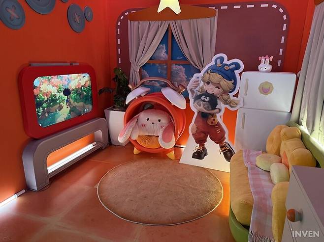 ▲ 어딘지 포근한 느낌을 주는, 인게임 내 주인공의 방을 본뜬 부스 디자인