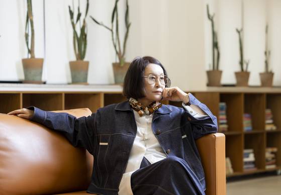 요란한 장식 없이 단아하면서도 고급스러운 디자인으로 ‘청담동 며느리 룩’을 유행시킨 지춘희 패션 디자이너. 최영재 기자