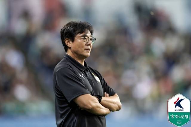 ▲ 황선홍 대전하나시티즌 감독이 지난 20일 대전월드컵경기장에서 열린 대구FC와 하나은행 K리그1 2025 30라운드 맞대결을 지켜보고 있다. 한국프로축구연맹 제공